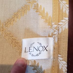 Lennox Table Cloth & 6 Napkins